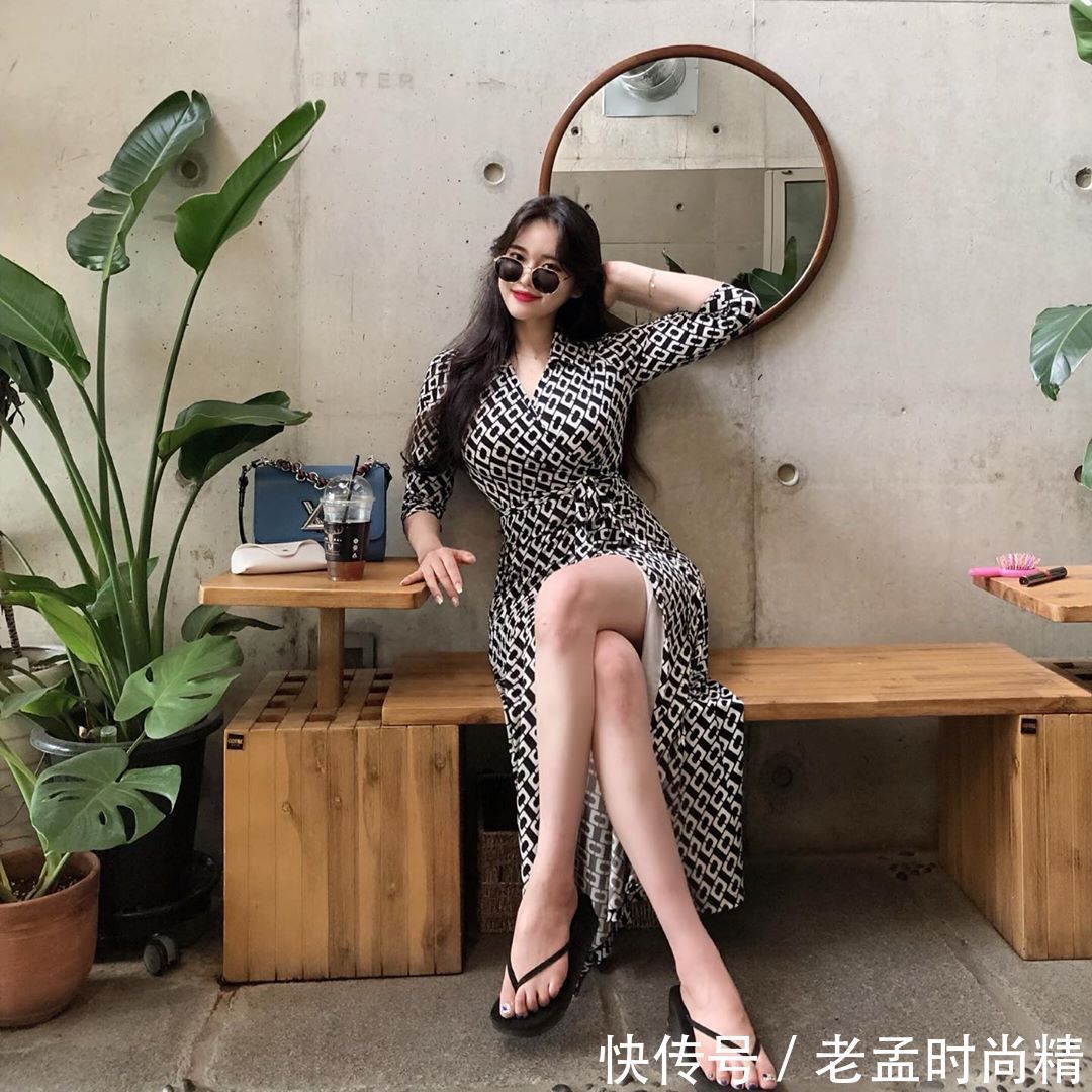 搭配|黑白相间连衣裙搭配黑色人字拖, 休闲时尚, 魅力十足