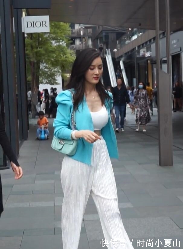 运动背心|运动背心搭上阔腿裤，个性不羁，街头就是她的秀场