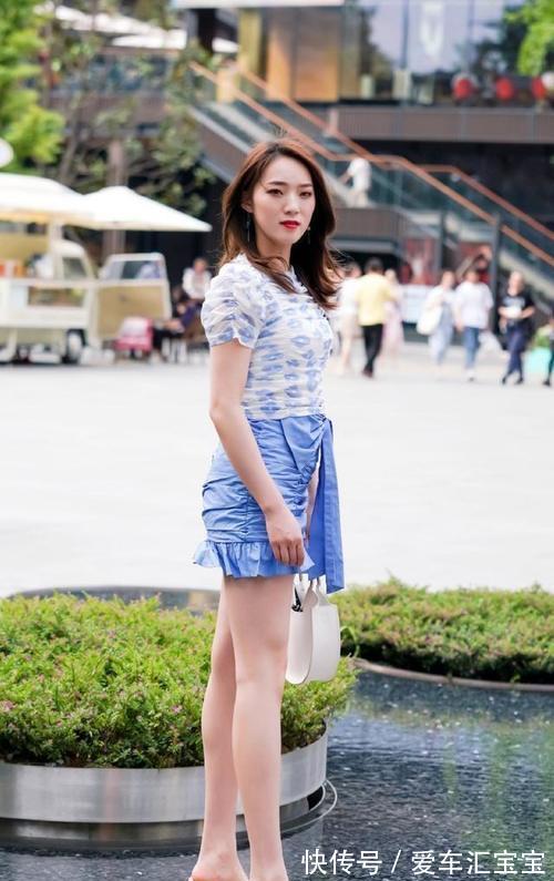 大长腿|牛仔热裤，配黑色一字肩，清新又显气质，美的清凉又时髦