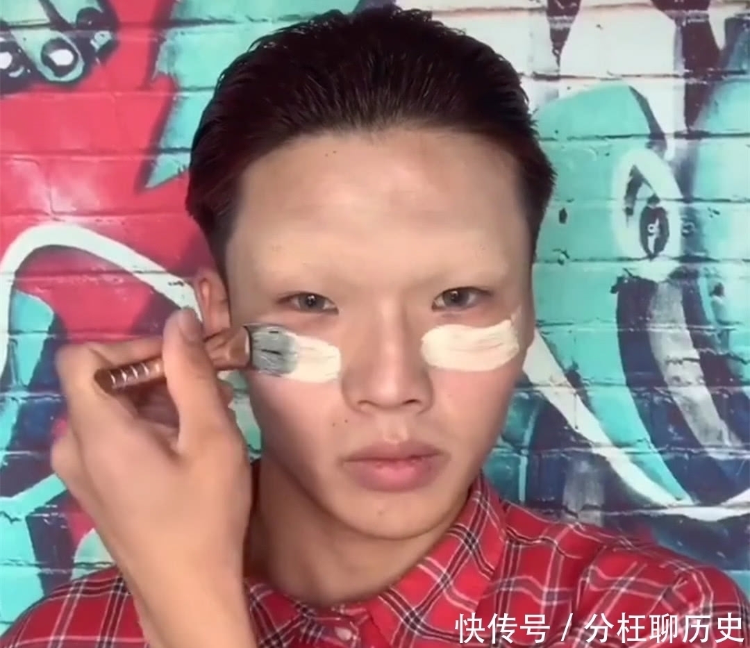 小丑|美妆博主有多厉害?小哥仿妆“小丑”,看到成品:墙都不服就服你