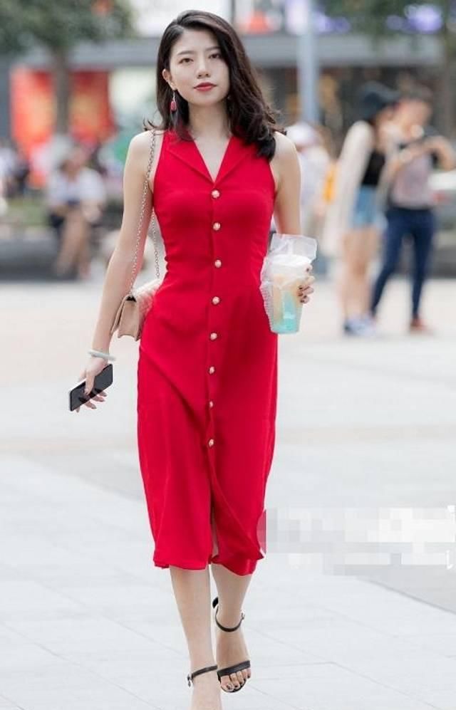 路人街拍，小姐姐不仅发型显得有女神范，小姐姐的颜值也很动人