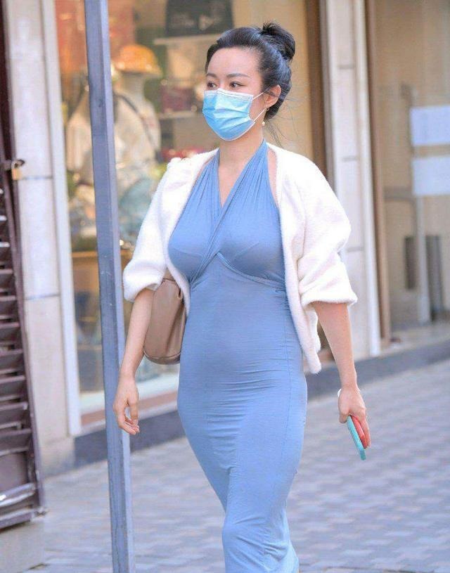 挂脖子裙 漂亮的美女,穿着蓝色的挂脖子裙,穿着直率的美!