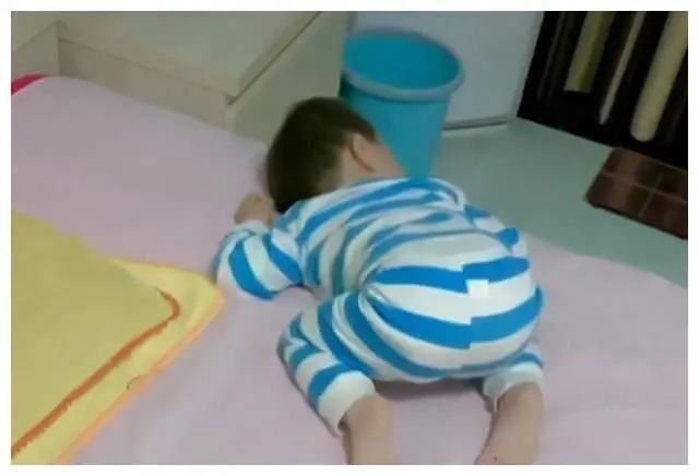 午睡|爸爸带3胞胎午睡,妈妈进门一看笑弯腰,网友:家庭地位一目了然