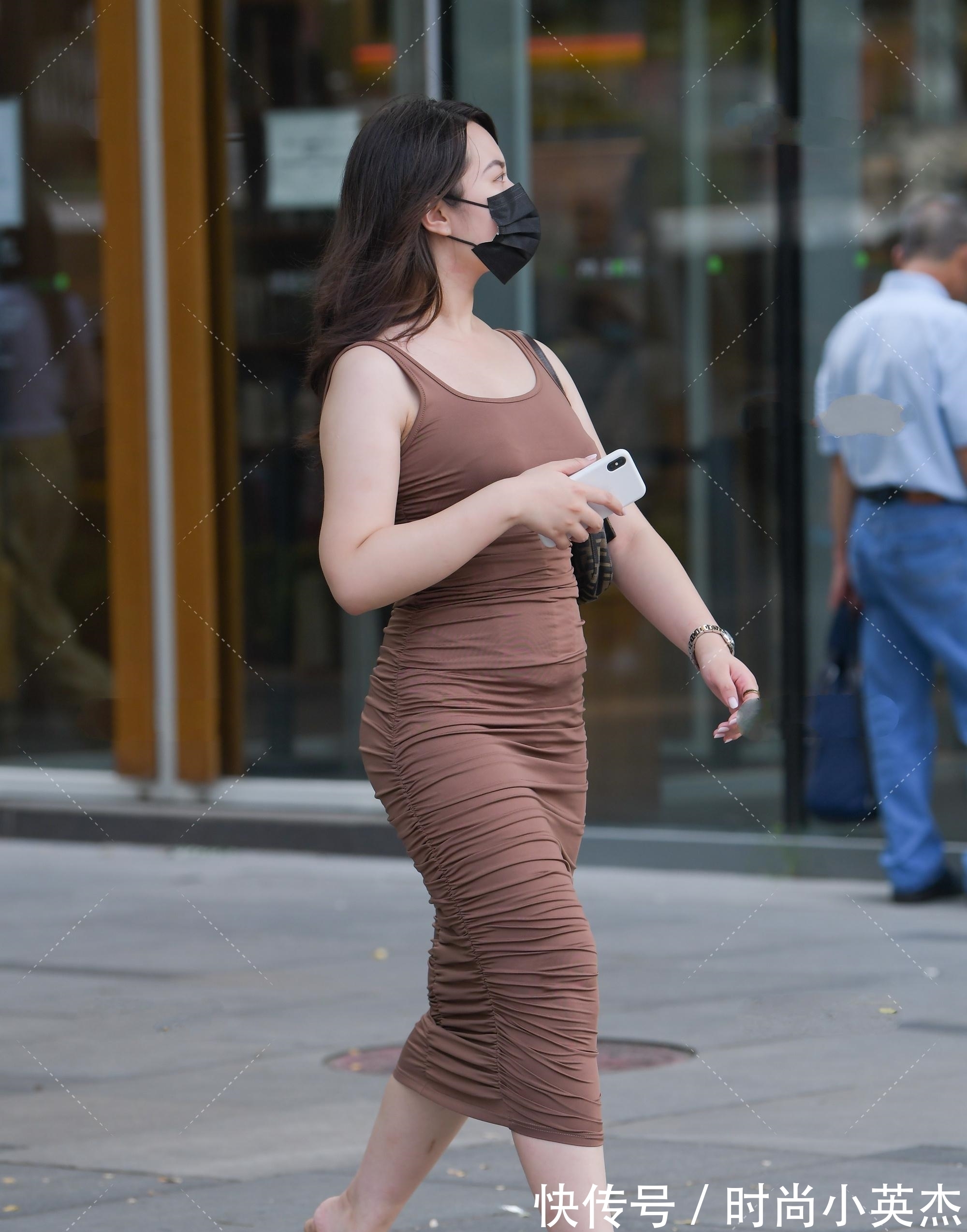 新宠儿 霸气的棕色皱褶长裙,性感优雅时尚大气,更显女强人风采