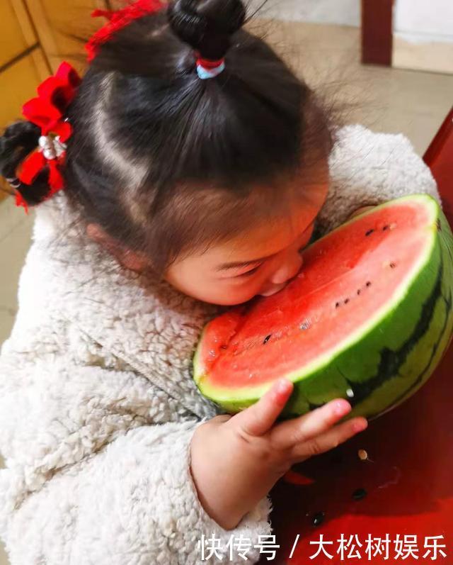 回婆家过年,弟媳妇做了一桌接地气的饭菜,网友:这才是家的味道