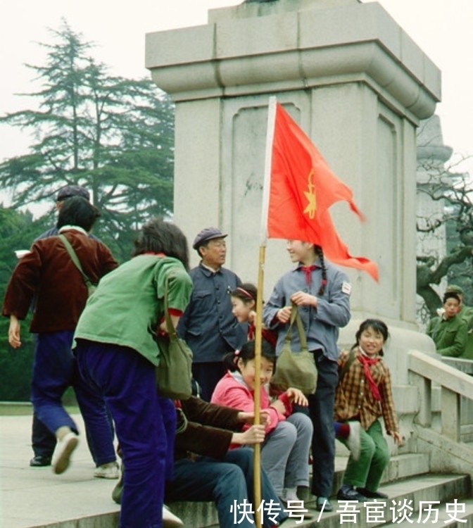 1980年的中山陵，来了一群小学生，穿军装背水壶神气十足