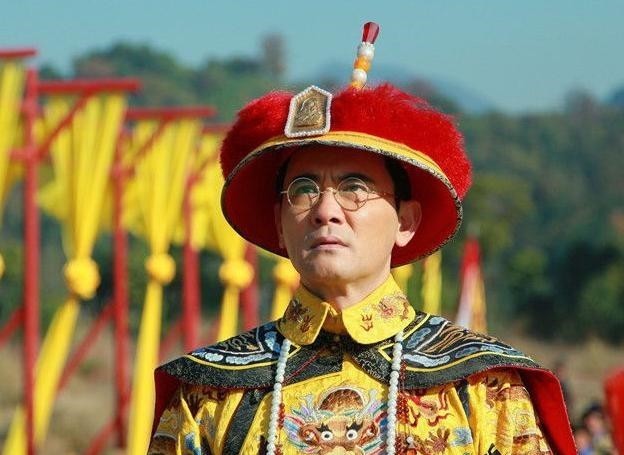 故宫|溥仪来到故宫玩耍,突然有人跪下喊皇上万岁,溥仪10字化解尴尬!