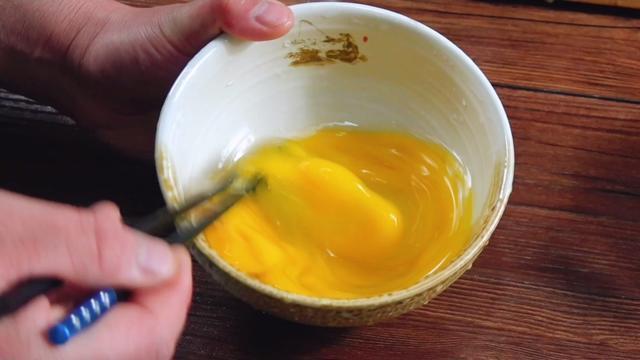 韭菜盒子怎么做好吃,按照这个配方,不破皮不出水,咬一口太香了
