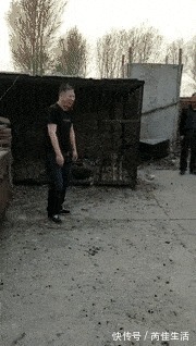 |搞笑GIF段子:妹子,这么大的太阳,你坐地板上晒衣服的么