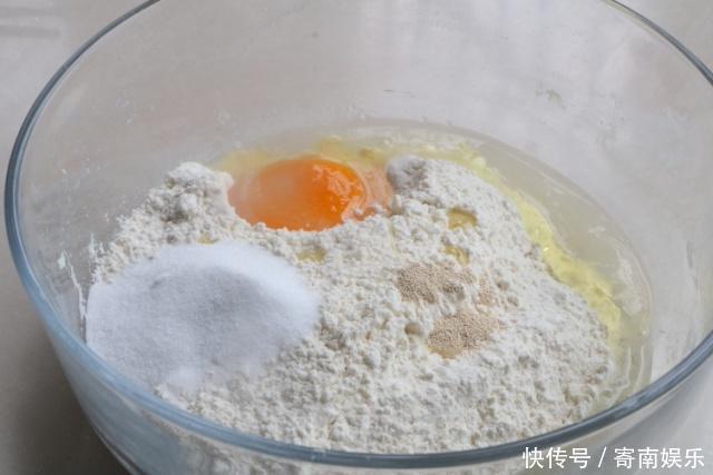 面糊|可以和油条媲美的早餐,面粉挤一挤炸一炸,香酥脆爽