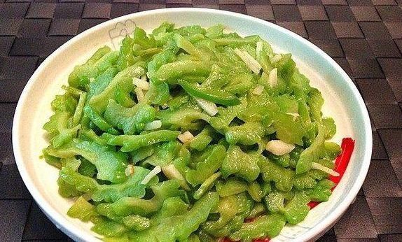 吃苦味|炒苦瓜时,要不要焯水去苦味?以下这种方法,炒出来清香可口