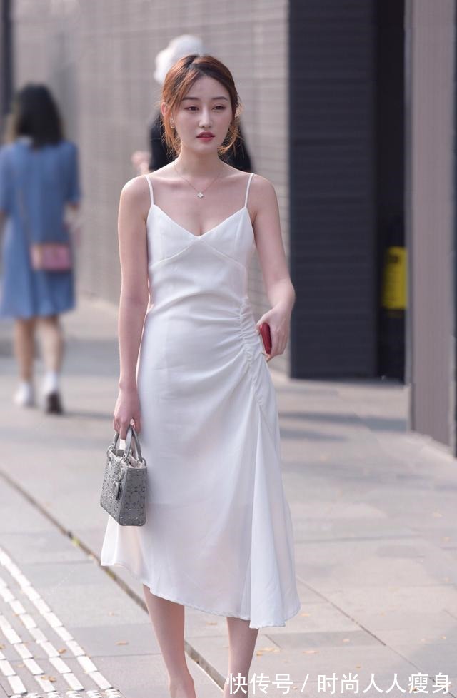 小姐姐 白色吊带连衣裙搭配透明高跟鞋，时尚感爆棚，穿出优雅的气质！