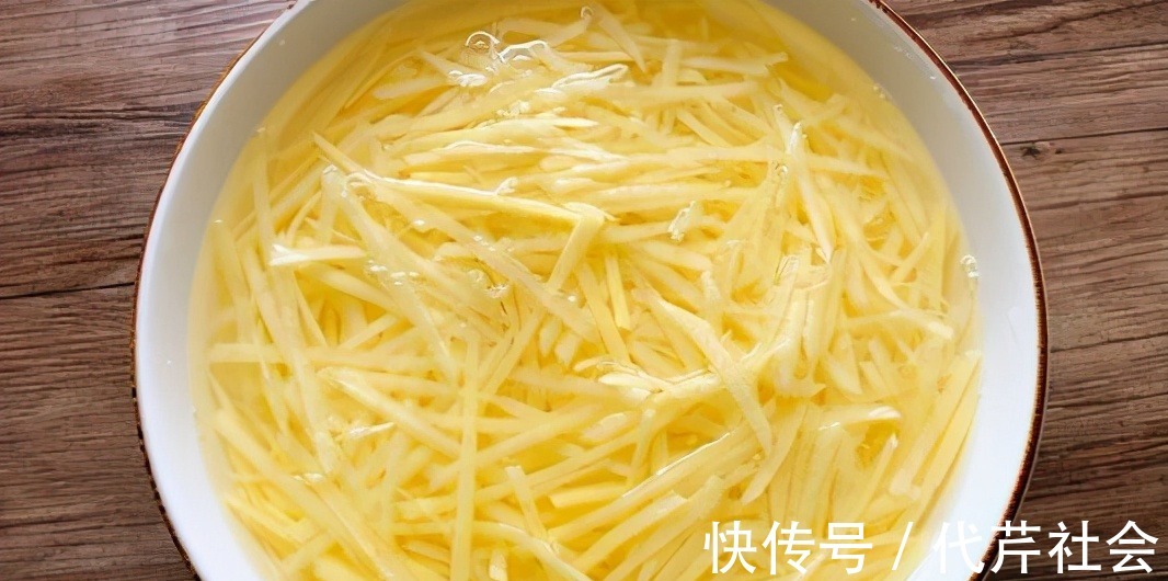 年薪38万大厨做“酸辣土豆丝”,操作手法超牛,放醋顺序是关键