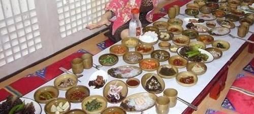 尴尬死韩国人请吃“大餐”,一桌80多道菜,我却“无从下嘴”