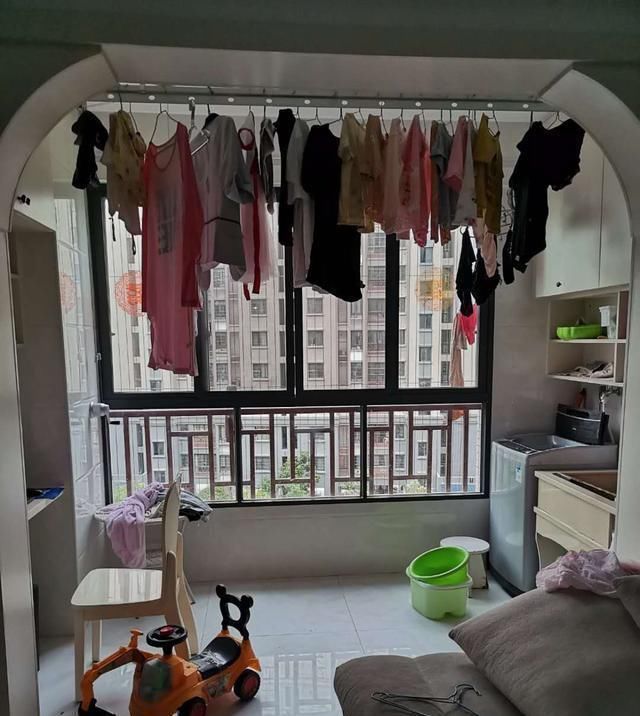 这个城市|娶了个邋遢媳妇,32万装修的新房半年乱成狗窝,客厅不堪入目