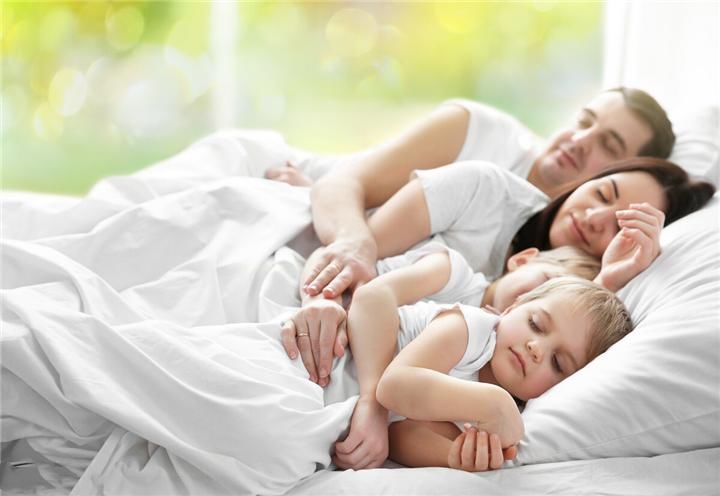 入睡|一家四口睡姿照火了，父母熟睡秀恩爱，两个孩子只好“抱团取暖”