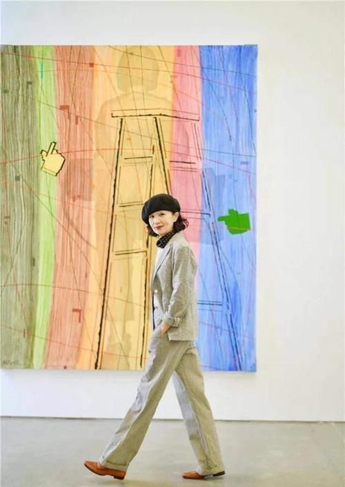 女人过了55岁,就要少穿小黑裤,学三木妈妈这样穿,特高级