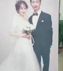 |搞笑GIF:伴娘你可真是有心计啊,这样藏鞋子谁能找得到啊