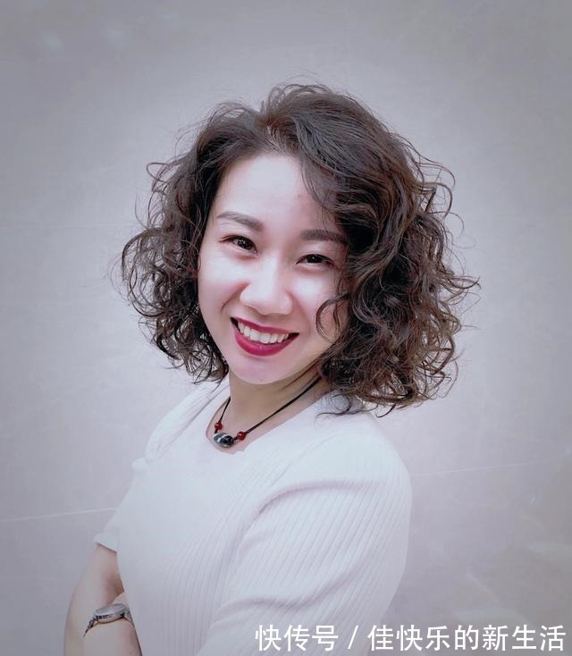 洋气 40岁左右的女性,发型这样剪,时尚年轻不老气!