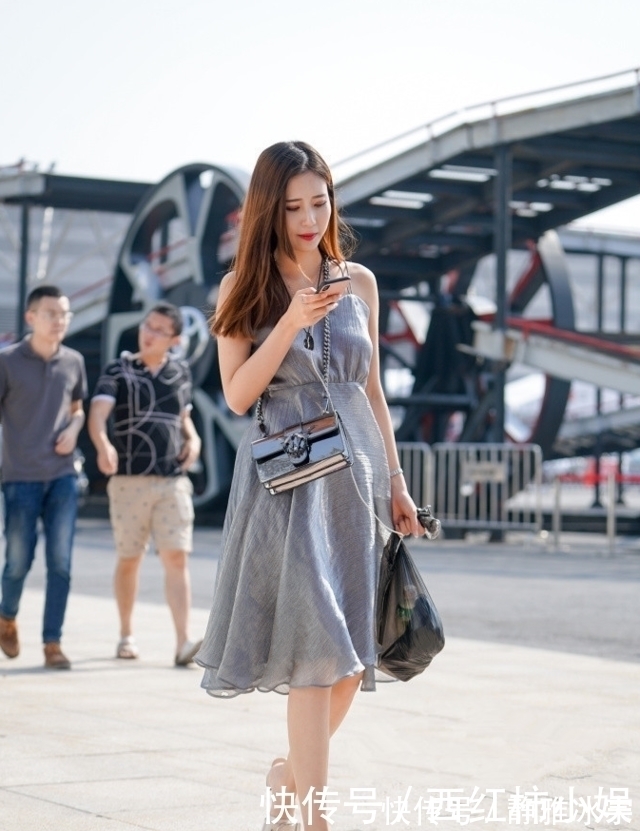 街拍|街拍:小姐姐白色T恤搭配黑色短裤的她给人一种青春洋溢的感觉