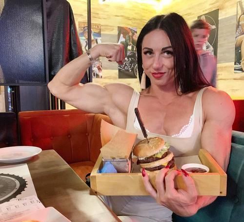 强壮|从苗条姑娘,到如今的肌肉芭比,肌肉让部分男人自叹不如