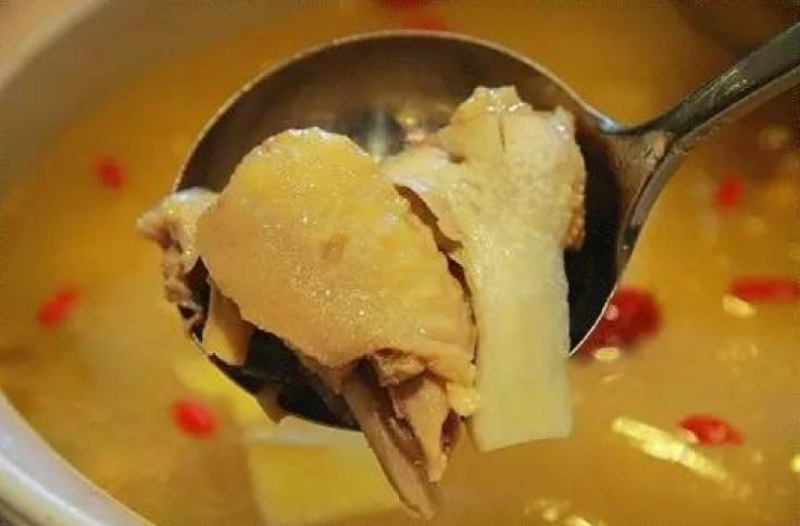 炖鸡汤，记住“2个窍门”，鸡肉不柴鸡汤不腥，汤鲜肉嫩很美味