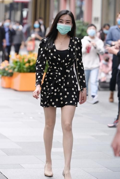 美女|街拍,美女发色夸张,妆容带感,充满青春活力