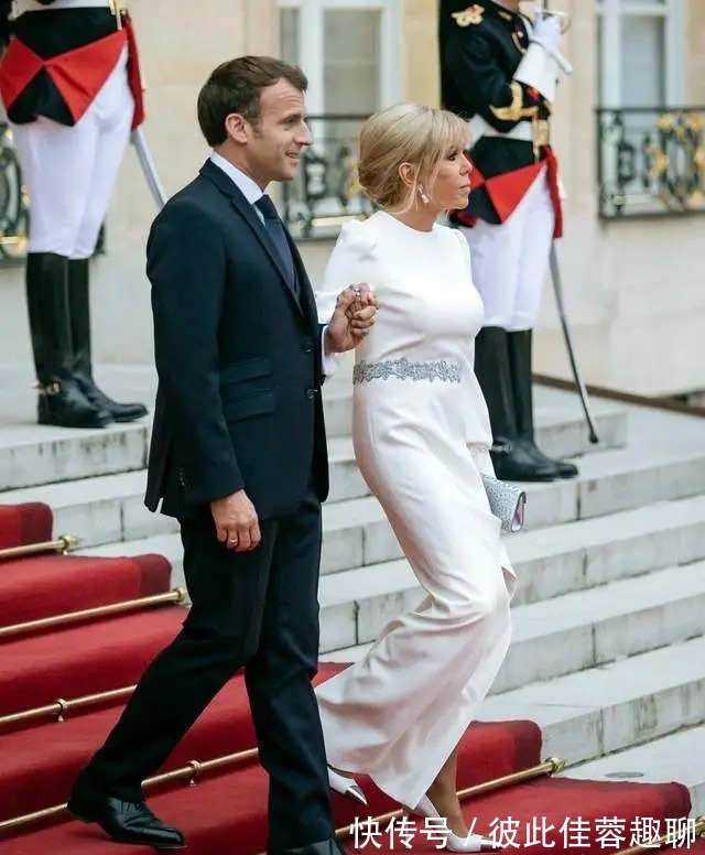 整容|布丽吉特整容后确实变美变嫩了!也敢把头发盘起来,气质真的很赞