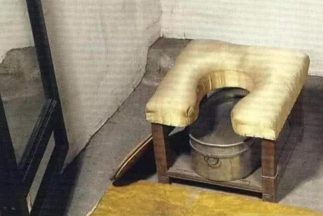 故宫里近万个房间,为何没有一间厕所?那古人是如何方便的?