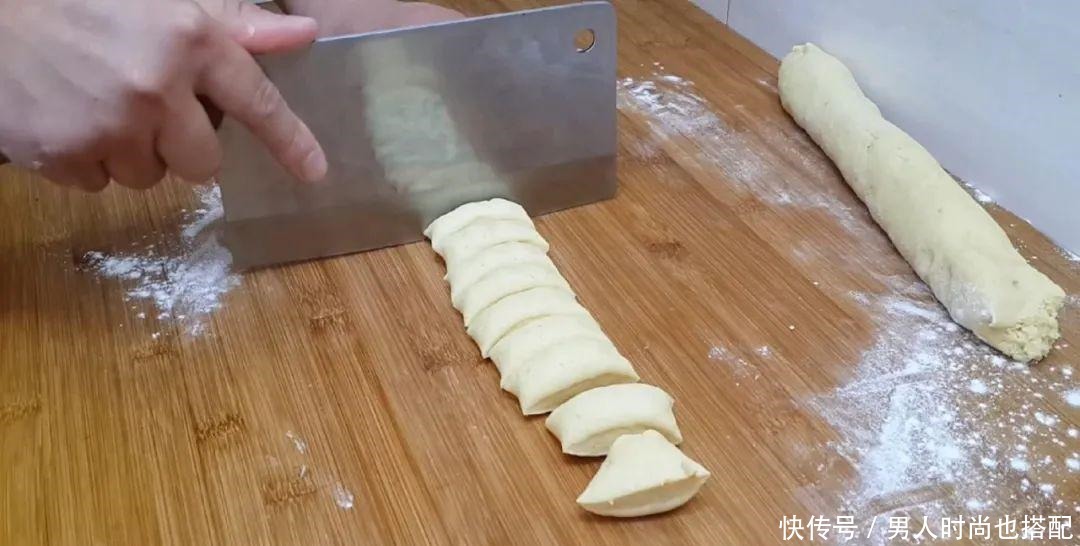 简单|以后红薯就这样做,加半碗面粉,教你做特色小零食,比油条还好吃