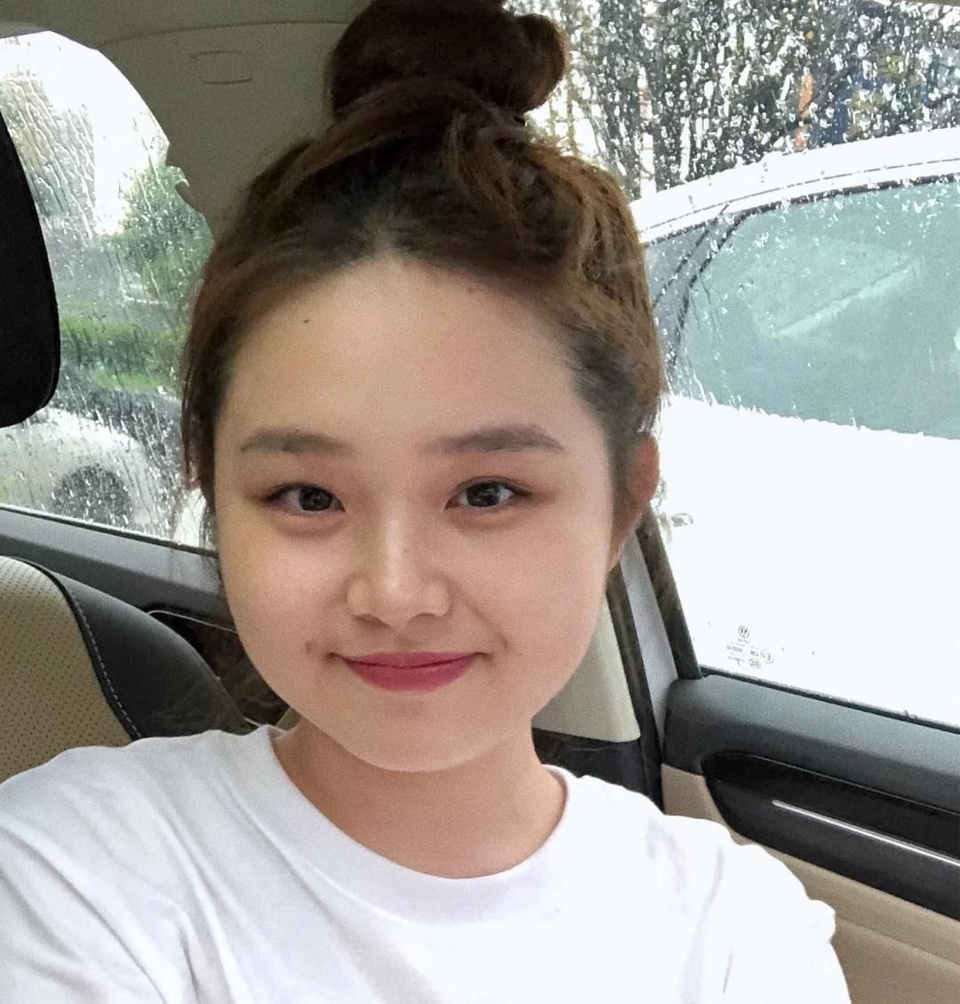 适合圆脸的发型，Lisa同款初恋头清纯，空气感丸子头自带瘦脸