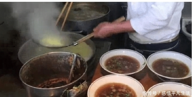 大哥|大哥卖面1碗10元仅有1口面,天天排10米长队,顾客我是冲肉来的