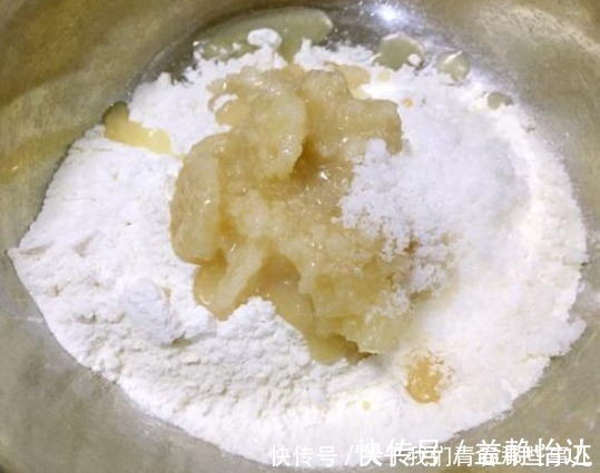 筋道|蒸包子时,和面多加1勺它,做好3点,保证膨松柔软,不死面不塌陷