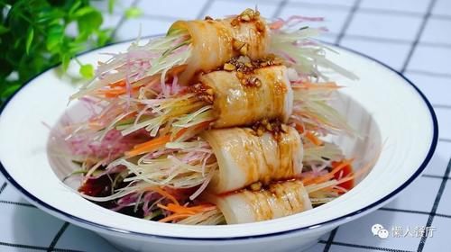 年夜饭的压轴菜，几样时蔬简单一切，用五花肉端上桌，看着就喜庆