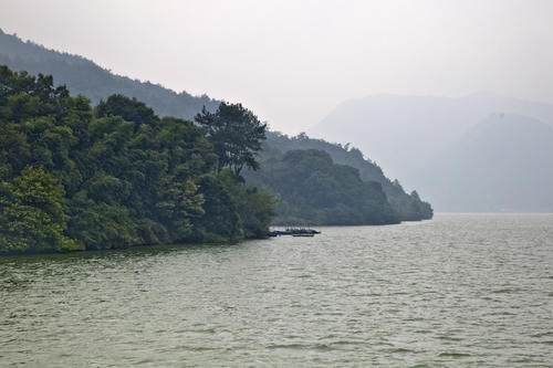 水中有山，山绕水生，水行山中，富春江一幅淡雅的水墨画卷