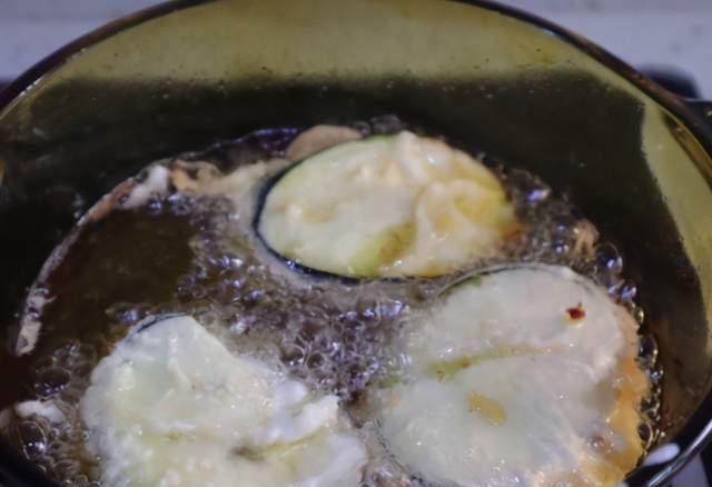 炸茄盒调面糊时,别只会放水,教你正确做法,外酥里嫩不脱糊