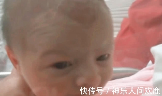 闪光灯|刚出生两天的婴儿听到妈妈的声音,居然抬头看妈妈,医生都看愣了