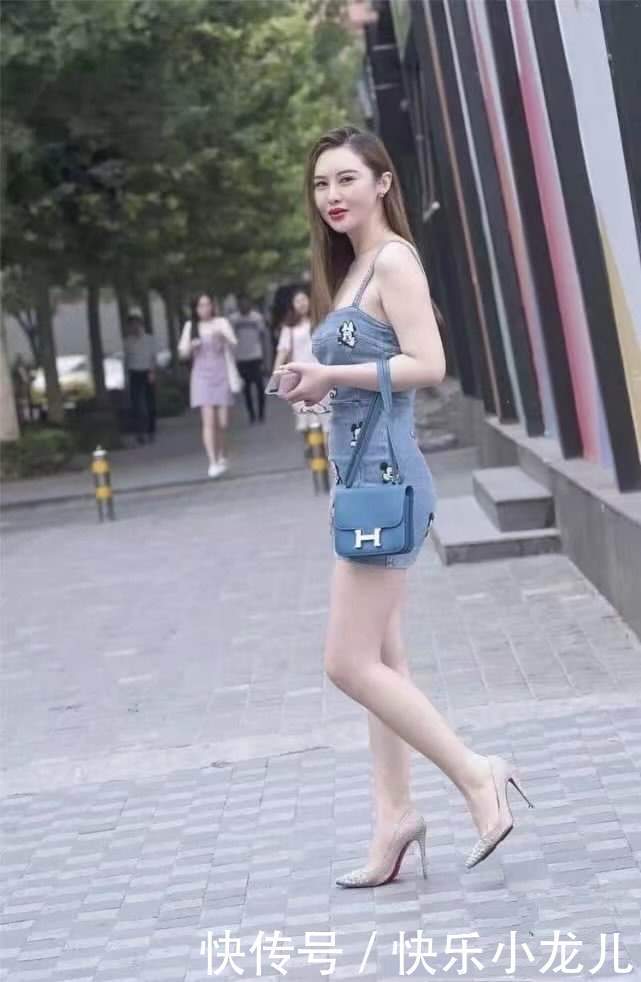 街拍牛仔吊带连衣裙,小姐姐性感又迷人