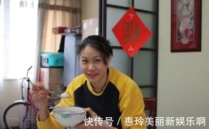 队医|女排冠军40岁仍单身，晒1米3大长腿白到反光，曾与姚明传绯闻