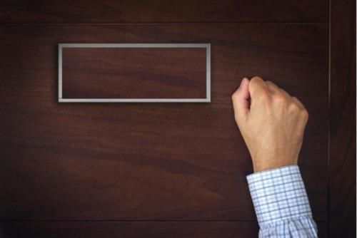 爱因斯坦世界上只剩你一个人,却突然传来敲门声,门外会是谁