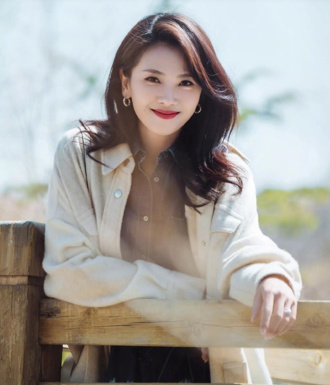 外套|刘涛美得“优雅温婉！穿一袭牛仔拼接色连衣裙拍时尚大片，超洋气