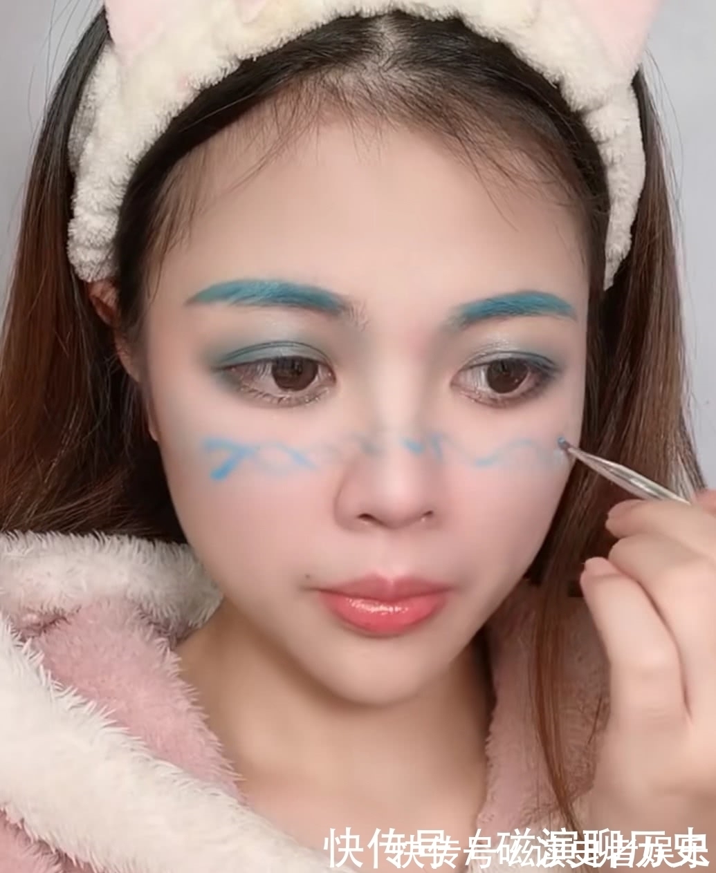 口红|女生“天蓝色”口红画全脸,美得不像话,直男:你脸咋蓝了?