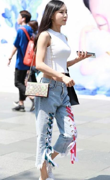 穿搭|街拍身材高挑的美女,潮流时尚的穿搭,笑容甜美可爱