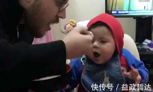 儿子|爸爸喂儿子吃辅食,全喂到他自己嘴里,宝宝懵了:这是亲爸吗?