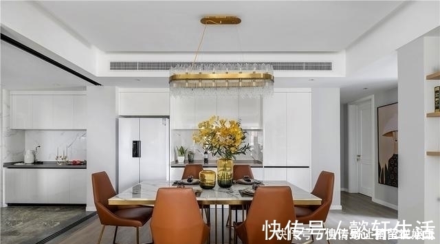 简约|她家150㎡轻奢风，玄关就露着不俗的品味，客厅是她最钟爱的地方