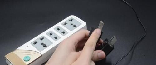 小孩|为什么插头上有2个小孔,听内行人说完,才知用途大,涨知识了