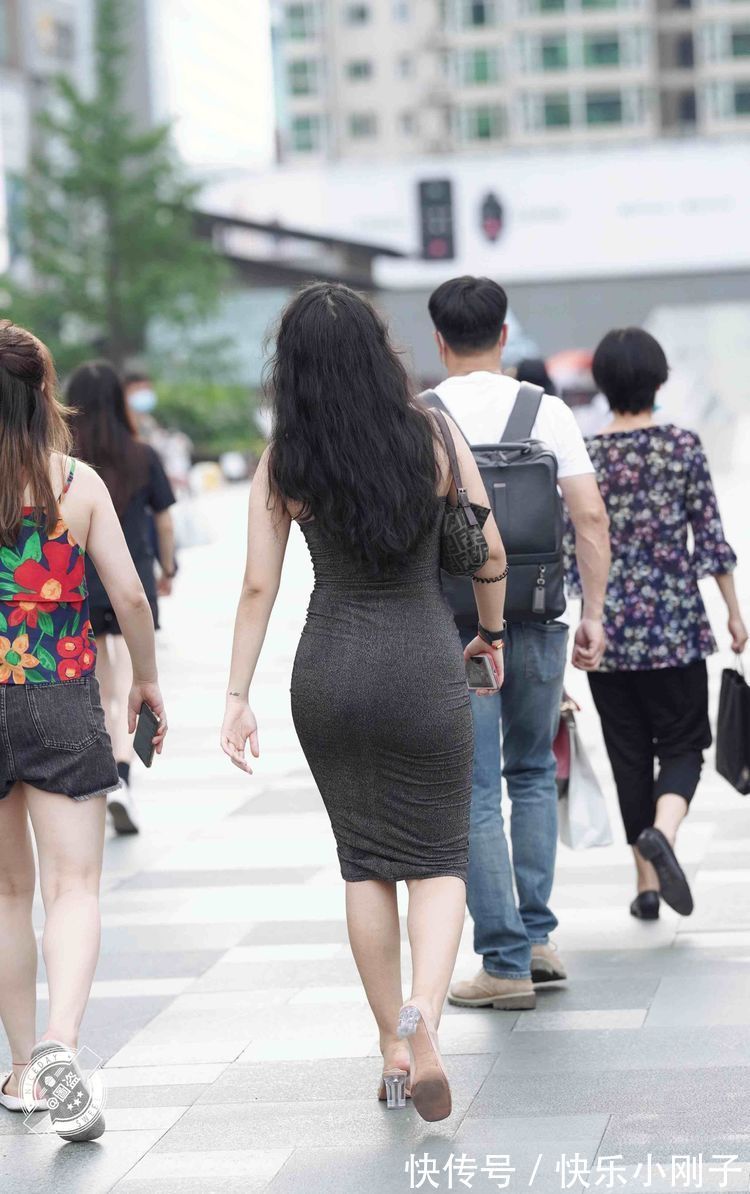 穿搭 舒适服帖的连衣裙穿搭简约不失潮流感,秀出曼妙身姿,清新时尚