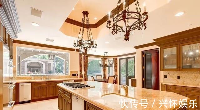 参观董卿在美国的豪宅,全屋卫生间都有十个,户外环境像园林景观