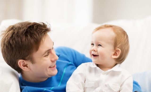 女儿|卑微宝爸伺候“贵妃女儿”吃草莓,小心翼翼的样子,让人哈哈大笑