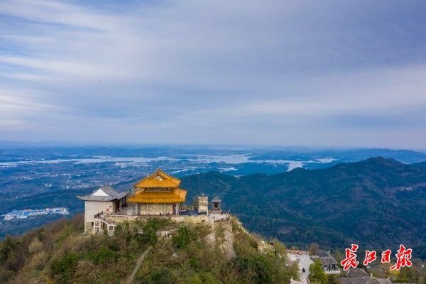 天高云阔，航拍武汉木兰山秋景